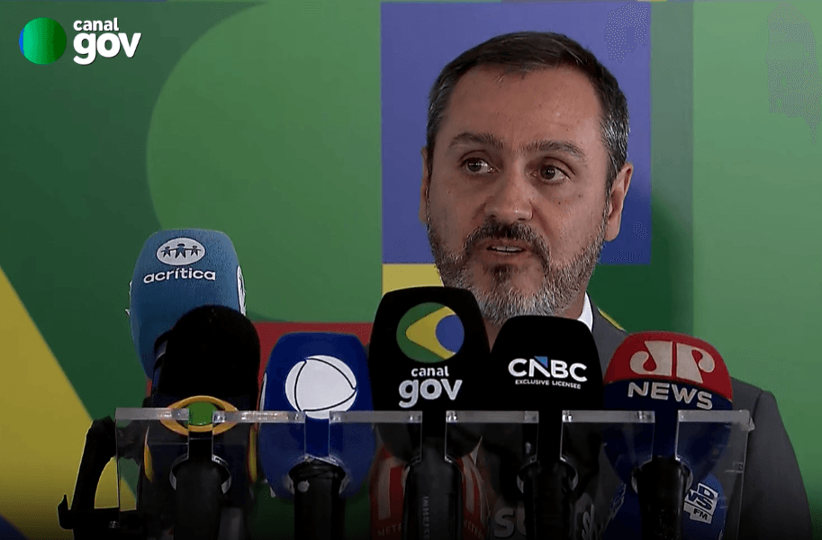 Diretor-geral da PF, Andrei Rodrigues, conversa com jornalistas após encontro que reuniu representantes do governo e de diversos órgãos, como STF, PGR, BC e Receita | Reprodução/Agência Gov