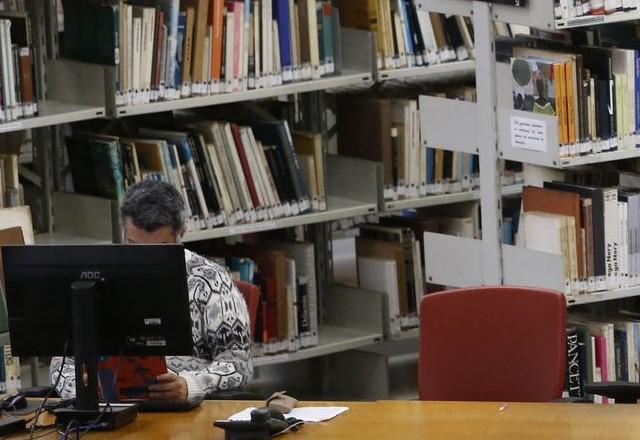 Diversos livros enfileirados em prateleiras