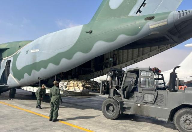 Avião da FAB com 11 toneladas de alimentos para a Faixa de Gaza chega ao Egito (Governo brasileiro e FAB/Divulgação)