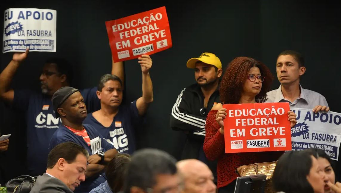 Docentes protestam durante audiência pública na Câmara dos Deputados | José Cruz/Agência Brasil