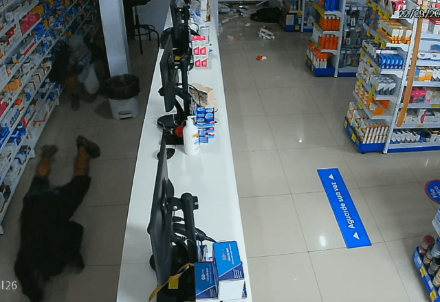 Dois criminosos entraram no local, enquanto um terceiro aguardava do lado de fora em um carro para a fuga | Reprodução