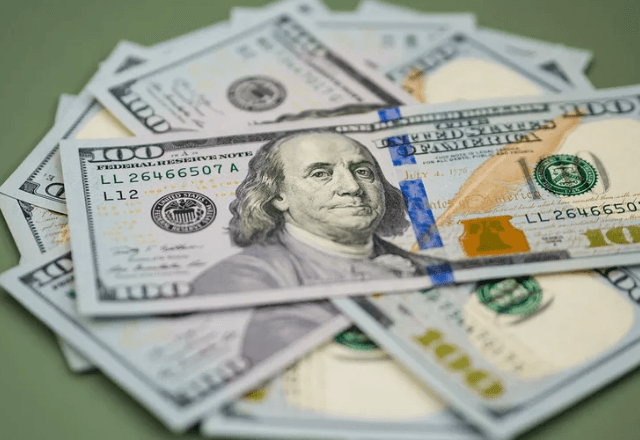 Dólar: moeda americana recuou 0,48%, cotada a R$ 5,379 | Foto: reprodução/Freepik 