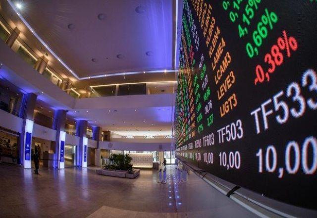 Dólar abaixo de R$ 5,00