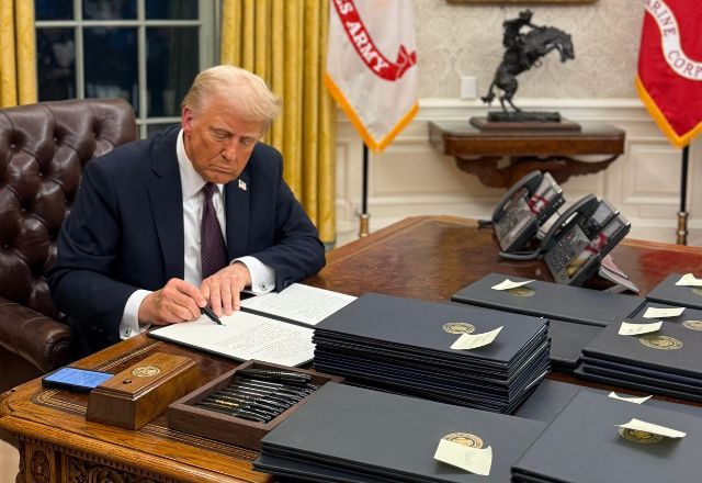 Donald Trump assina uma série de ordens executivas | Reprodução X