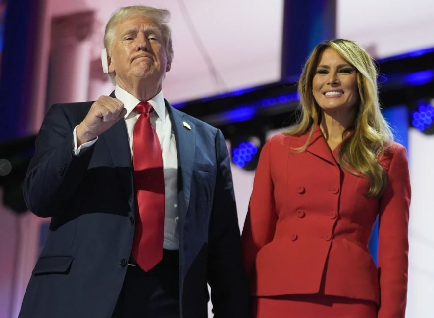 Donald Trump com a esposa e ex-primeira-dama Melania Trump |AP Photo/Paul Sancya