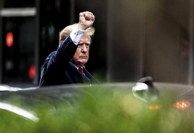 Donald Trump com braço levantado e mão fechada