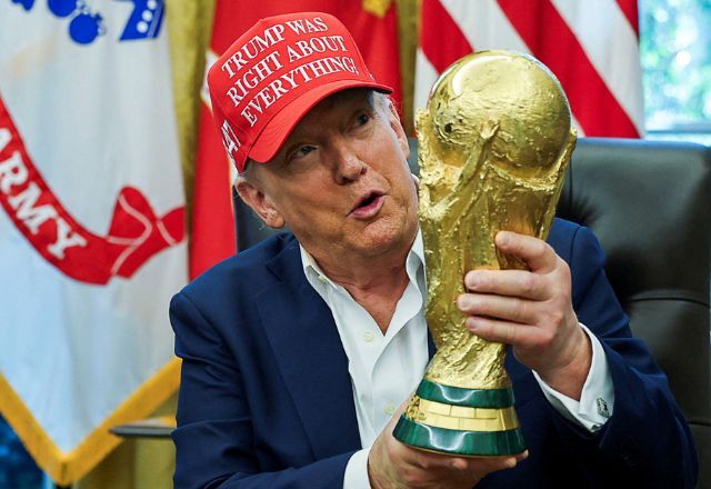 Donald Trump com troféu da Copa do Mundo