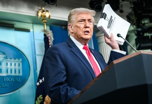 Trump diz ter enviado “grande força” de navios ao Irã em meio a tensões