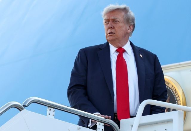 Donald Trump embarca no Air Force One para o Alasca | 15/8/2025/Reuters/Kevin Lamarque