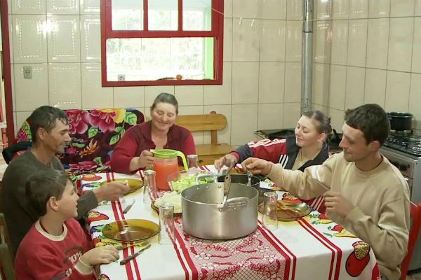 Donos de propriedades rurais tentam convencer filhos a assumir negócios da família