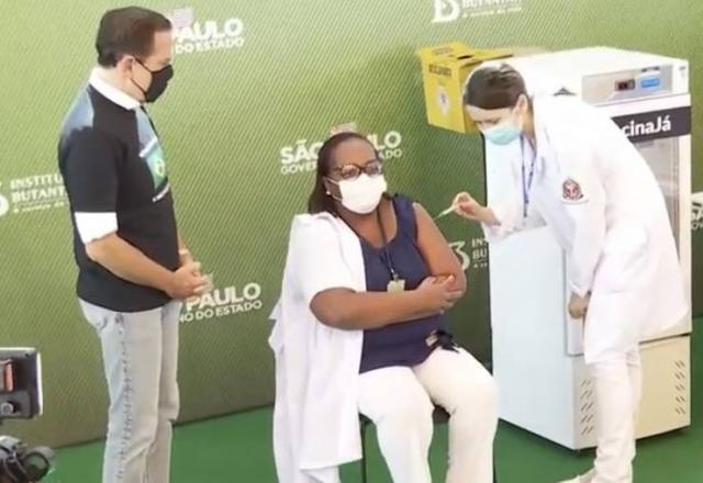 Doria ao lado da primeira mulher a ser vacinada no Brasil contra a covid