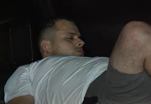 Homem dormindo em viatura após atropelar e matar mulher | Reprodução/SBT
