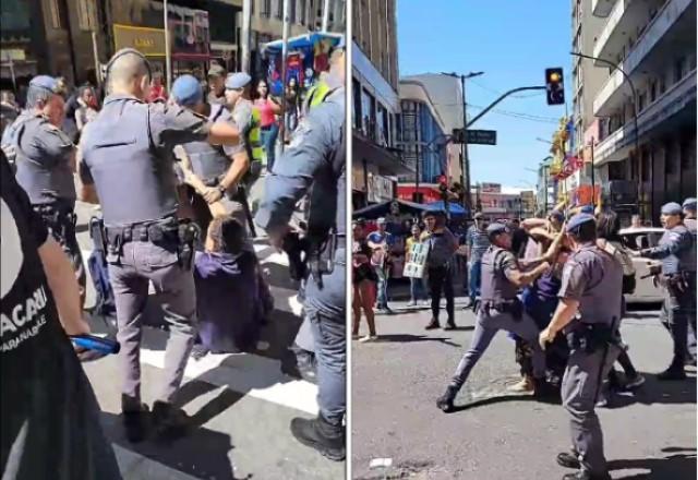 Duas fotos coloridas mostram agentes da Polícia Militar de São Paulo imobilizando vendedores ambulantes na região central da cidade