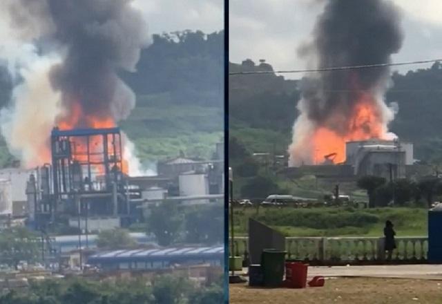 Duas fotos de ângulos diferentes mostrando tanque de usina de combustível em chamas, com fumaça cinza e espessa