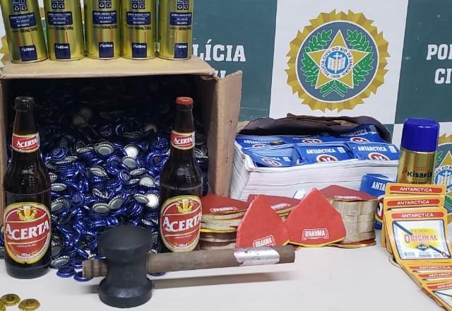 Duas garrafas de cerveja, muitas tampinhas de garrafa e rótulos