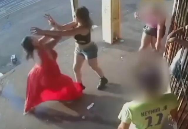 Duas mulheres brigando em frente a uma distribuidora de bebidas