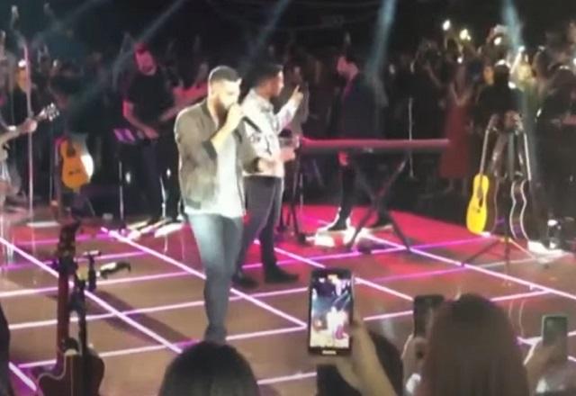 Dupla sertaneja Henrique e Juliano durante gravação de show