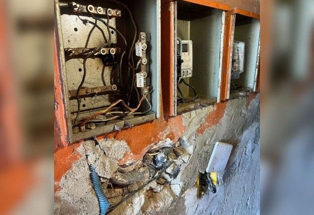 Durante a fiscalização, profissionais da Neoenergia identificaram um ramal clandestino instalado antes do medidor | Divulgação/PCDF