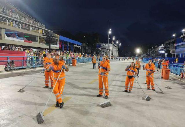 Durante a última noite dos desfiles no Sambódromo, os funcionários removeram 25,1 toneladas de lixo da área interna da passarela | Divulgação