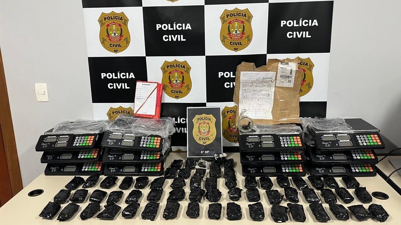 Durante buscas, policiais apreenderam uma grande quantidade de dispositivos eletrônicos, além de documentos e cartões bancários | Reprodução/PCDF