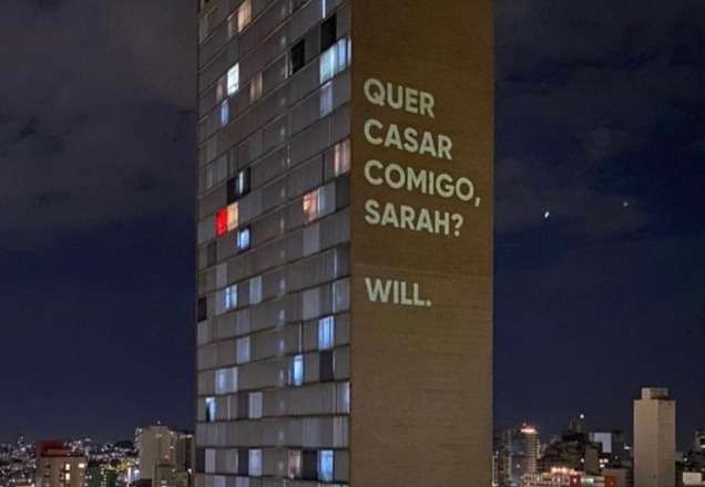 Durante quarentena, pedido de casamento é projetado em prédio de BH