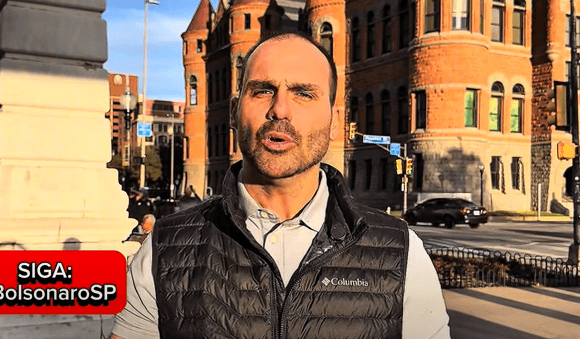 Eduardo Bolsonaro diz que vai se licenciar do mandato de deputado e ficar nos EUA