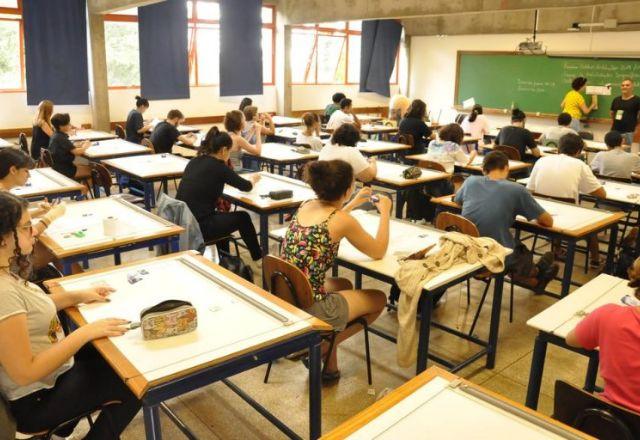 Comissão discute cobrança de mensalidade por universidades públicas Comissão discute cobrança de mensalidade por universidades públicas