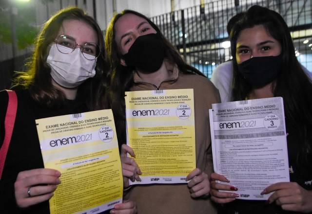 Saída dos estudantes do Enem com apostilas da prova no primeiro dia de provas, na cidade de São Paulo |  RONALDO SILVA/FUTURA PRESS/ESTADÃO CONTEÚDO
