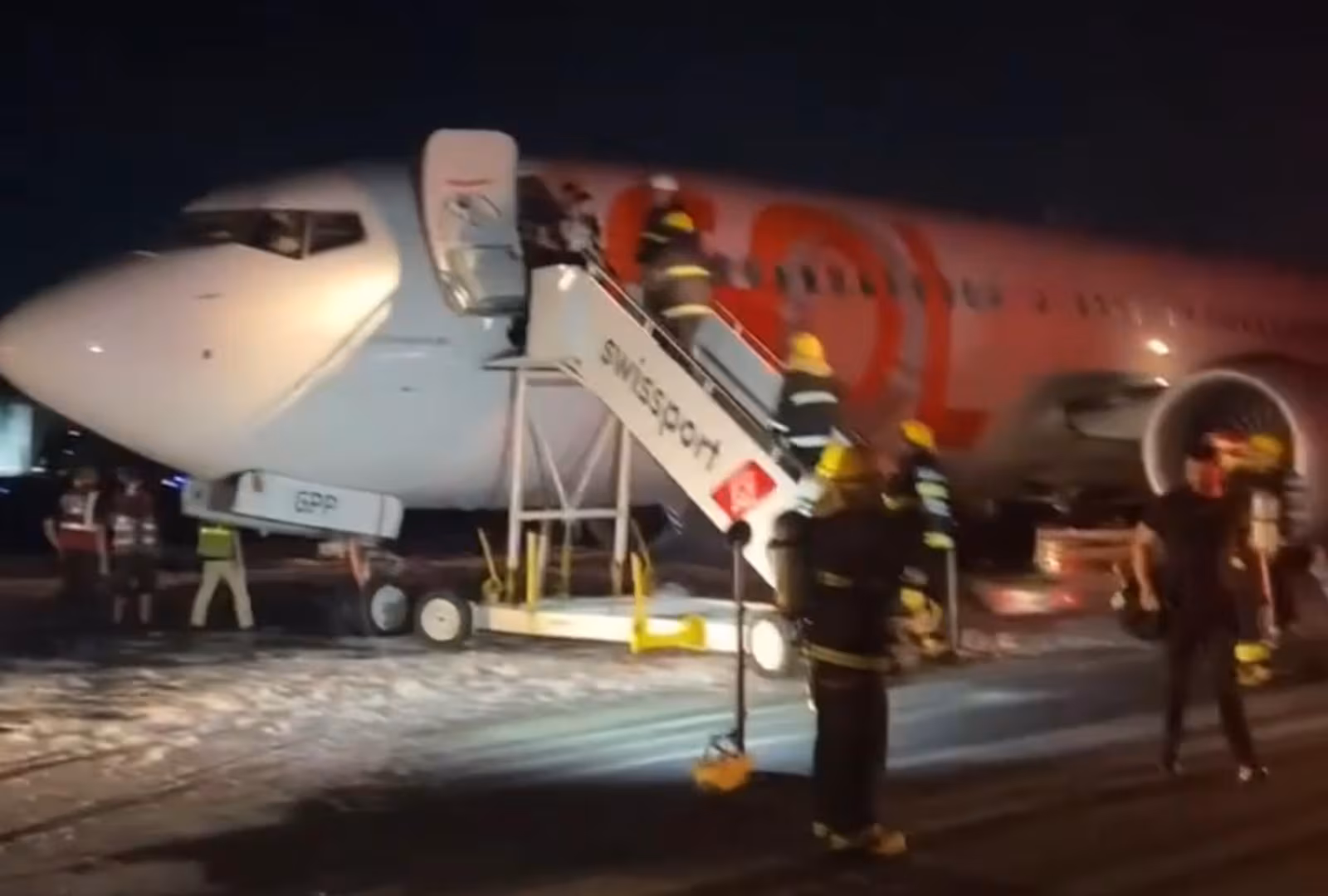 SBT News madrugada: Avião colide com carro na pista ao decolar no RJ