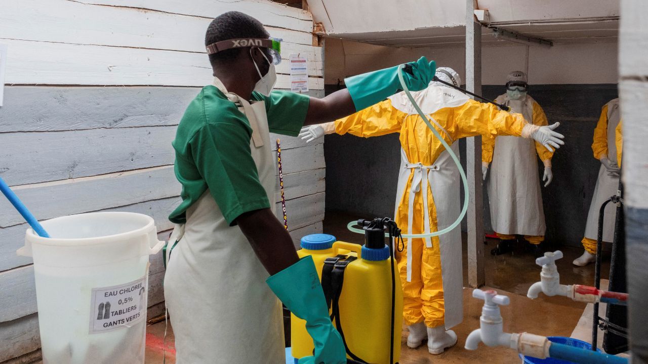 Enfermeiro do centro de tratamento de Ebola de Kitatumba na República Democrática do Congo | Gradel Muyisa Mumbere/Reuters