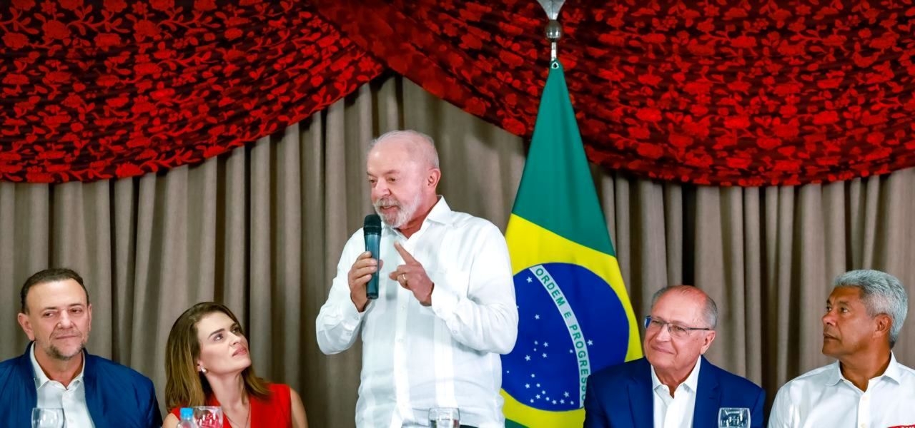 Edinho Silva, presidente do PT, senadora eleita Marília Arraes (PDT-PE), presidente Lula (PT), vice Alckmin (PSB) e governador reeleito da Bahia, Jerônimo Rodrigues (PT), em reunião de coordenação da campanha à reeleição | Divulgação/Ricardo Stuckert/PR