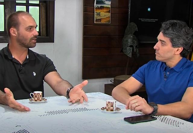 Eduardo Bolsonaro é entrevistado pelo jornalista Paulo Mansur