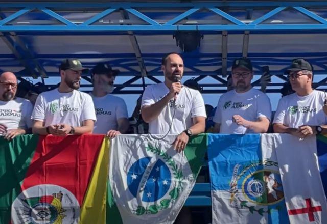 Eduardo Bolsonaro fez discurso em carro de som em Brasília