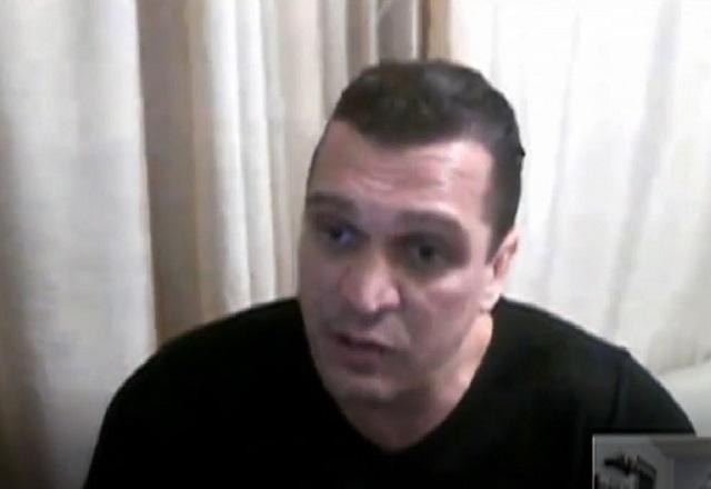 Eduardo Fauzi, homem branco de camiseta preta, durante videoconferência. Ele é responsável por ataque à produtora Porta dos Fundos