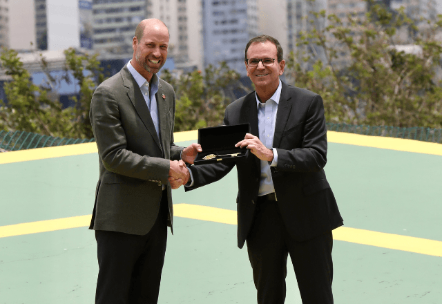 Prefeito Eduardo Paes (PSD) entrega a chave da cidade do Rio de Janeiro ao príncipe William | Divulgação/Beth Santos/Prefeitura do Rio