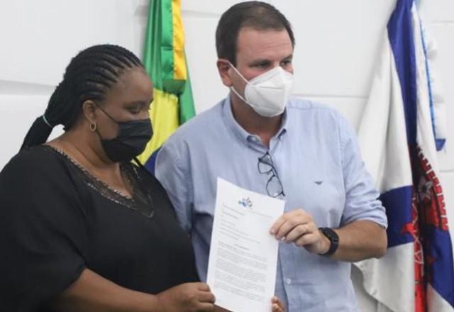 Eduardo Paes entrega concessão de quiosque para mãe de Moise