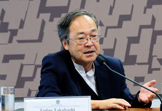 Eduardo Tadao Takahashi durante audiência no Senado de terno azul e camisa branca e óculos