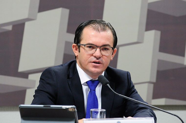 Número 2 do Ministério de Minas e Energia, Efrain Cruz é exonerado Número 2 do Ministério de Minas e Energia, Efrain Cruz é exonerado