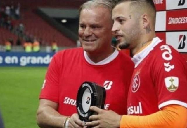 Elusmar Maggi ao lado de jogador do Inter
