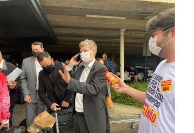 Em Brasília, manifestantes receberam parlamentares com sucos de laranja personalizados