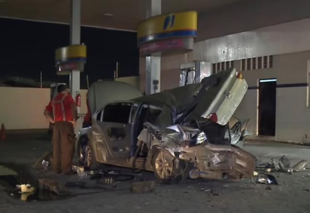 Em posto de gasolina, carro explodido com homem olhando