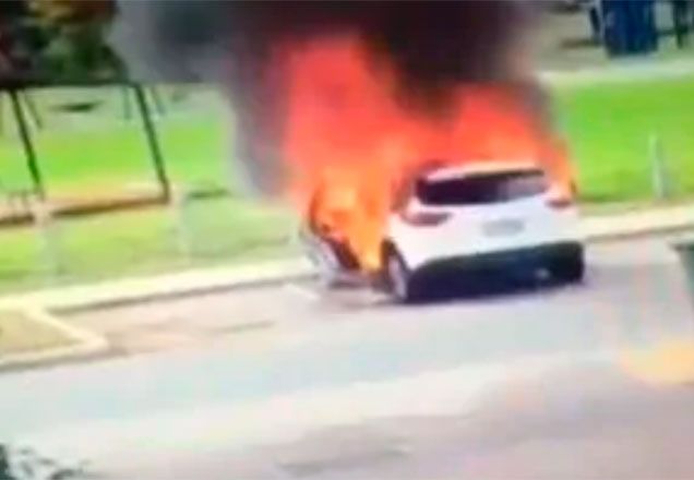 Em questão de segundos, mãe salva filhos pequenos antes de carro explodir Em questão de segundos, mãe salva filhos pequenos antes de carro explodir