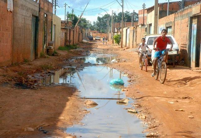 Em relação ao saneamento básico, 35 milhões de pessoas não têm acesso à água potável e 100 milhões não desfrutam da coleta de esgoto | Agência Brasil