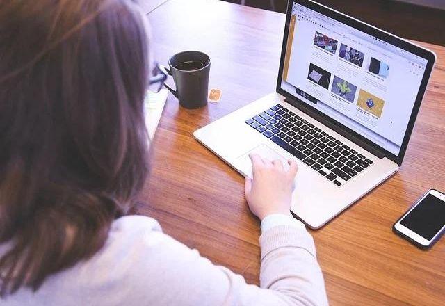 Em relação ao trabalho, 32,47% das mulheres afirmaram ter usado a internet para realizar atividades, ante 44,16% dos homens | Pixabay
