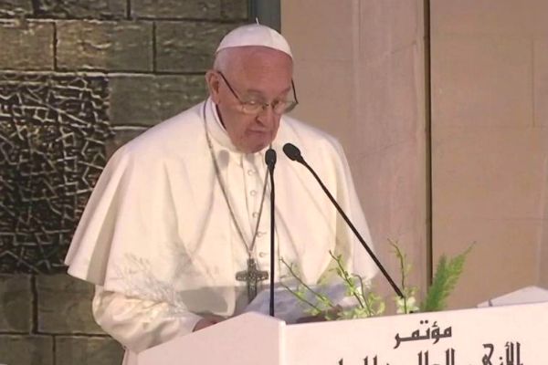 Em visita ao Cairo, papa Francisco condena violência em nome de Deus Em visita ao Cairo, papa Francisco condena violência em nome de Deus