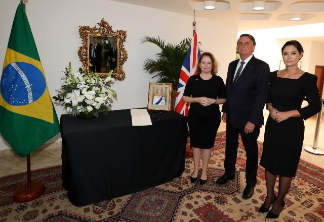 Embaixadora do Reino Unido, presidente Jair Bolsonaro e primeira-dama, Michelle Bolsonaro