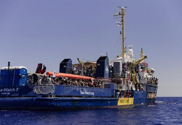 Embarcação da organização Sea Watch após resgates no Mar Mediterrâneo