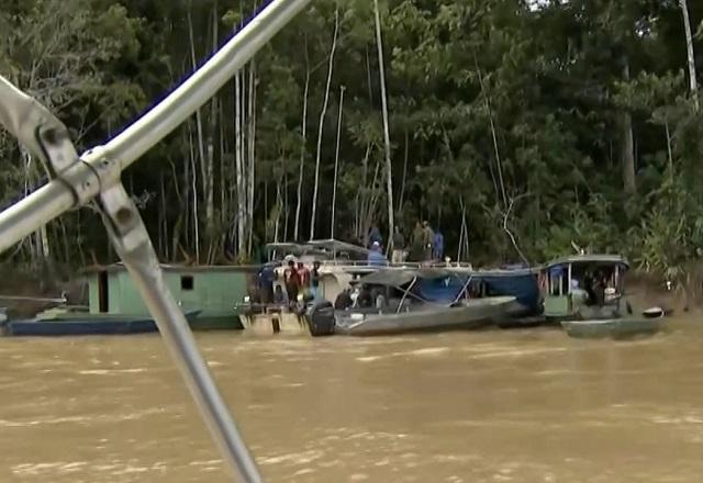 Embarcação em rio durante o dia