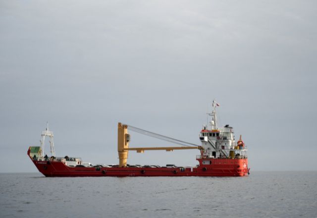 Embarcação no Estreito de Hormuz em Omã 12 de abril de 2026 | Divulgação/Reuters