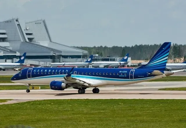 Embraer 190, da Azerbaijan Airlines, que caiu nesta quarta (25) no Cazaquistão | Reprodução/FlightAware